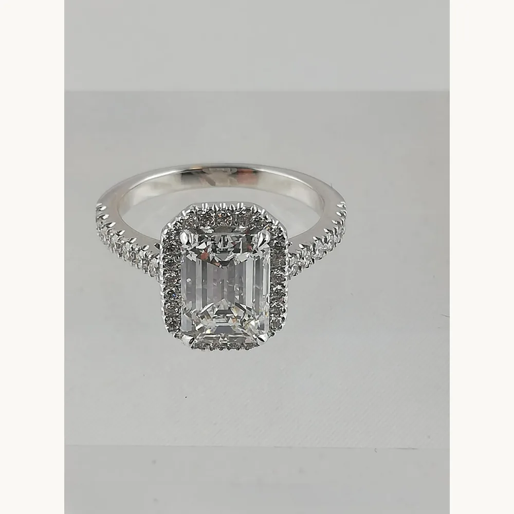 Bague diamant taille emeraude d'environ deux carats a Geneve